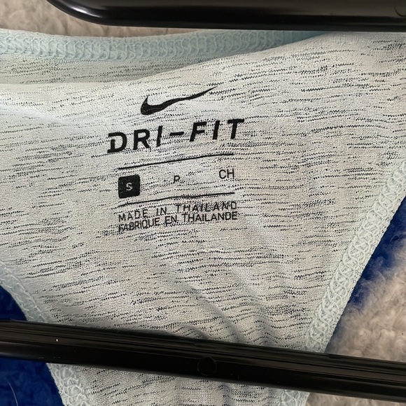 Nike workout top - Picture 3 of 3